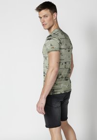Koroshi SHORT SLEEVE - Apdrukāts T-krekls - kaki khaki