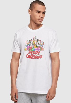 Weißes Baumwoll-T-Shirt mit bunten Cartoonfiguren, die Weihnachtsmützen tragen, um Geschenkkartons, und "FROHE WEIHNACHTEN" in fettem roten Text.