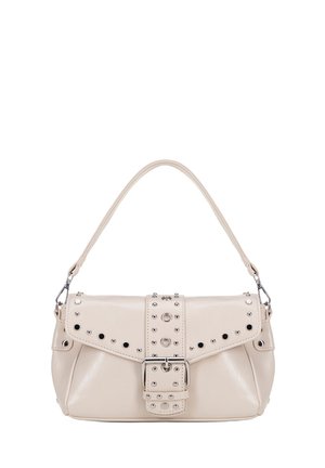 Borsa a tracolla in pelle beige con forma strutturata. Presenta un pattina pieghevole, accessori in argento, borchie e un accento con fibbia sul davanti.