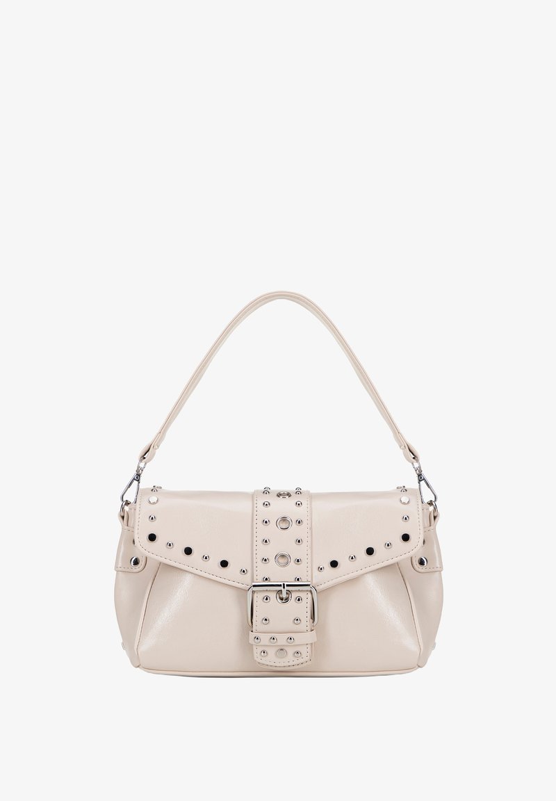 Beige Handtasche aus Leder mit strukturierter Form. Verfügt über eine Klappenabdeckung, silberne Beschläge, Nieten und ein Schnallenakzent auf der Vorderseite.