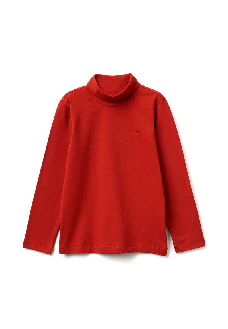 Czerwona bluzka z długim rękawem i golfem z miękkiego materiału; posiada wysoki dekolt oraz małe, tonowane haftowane logo na piersi.