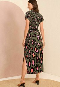 Love & Roses MIDI - Tričkové šaty - khaki green animal