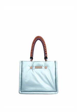 Lichtblauwe gewatteerde handtas met kleurrijke geweven handvatten in oranje, blauw en zwart op een witte achtergrond.