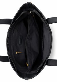 Wnętrze czarnej skórzanej torebki z teksturowaną powierzchnią, wyposażone w dwie komory na zamek i kilka kieszeni wsuwanych. Akcenty w kolorze złotym.