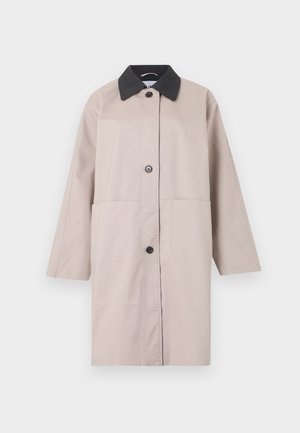 Palton lung bej cu guler negru, trei nasturi în față și două buzunare mari frontale, prezentat pe un fundal alb.