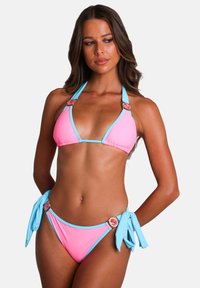 Bikini-set med en rosa triangulär topp med blåa detaljer och knytbara bottnar, dekorerad med prydnadsdetaljer vid höfterna. Slät textur.