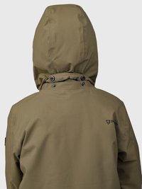 Giacca marrone con cappuccio vista da dietro, con colletto bottonato e piccolo logo nero sul lato destro in alto.