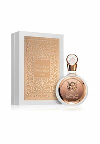 Parfymflaska med rund form och gulddetaljer. Den dekorativa lådan har intrikata präglade mönster i guld på en vit bakgrund.