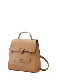 Zaino in pelle tan con un design trapuntato, patta triangolare e dettaglio del logo. Presenta spallacci doppi e una maniglia superiore per il trasporto.