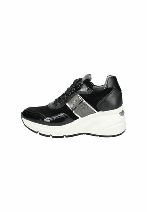 Sneaker noir avec des accents en cuir brillant et en suede, une semelle épaisse blanche, un panneau gris et des lacets noirs. Détail du logo sur le côté.