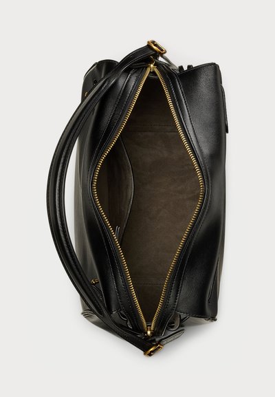 Juoda odinė rankinė su užtrauktuku, auksinės spalvos detalėmis, lygiu paviršiumi ir erdviu vidumi, matoma iš viršaus.