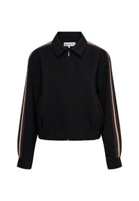 Zwarte cropped jas met een kraaghals, ritssluiting aan de voorkant en lange mouwen met gestreepte accenten in bordeauxrood en goud. Zachte stoftextuur.