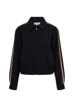 Zwarte cropped jas met een kraaghals, ritssluiting aan de voorkant en lange mouwen met gestreepte accenten in bordeauxrood en goud. Zachte stoftextuur.