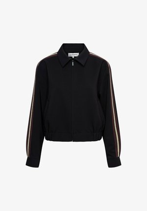 Zwarte cropped jas met een kraaghals, ritssluiting aan de voorkant en lange mouwen met gestreepte accenten in bordeauxrood en goud. Zachte stoftextuur.