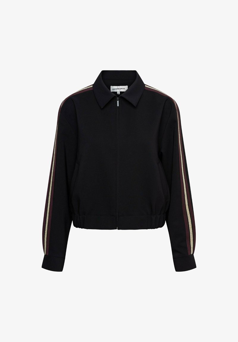 Zwarte cropped jas met een kraaghals, ritssluiting aan de voorkant en lange mouwen met gestreepte accenten in bordeauxrood en goud. Zachte stoftextuur.