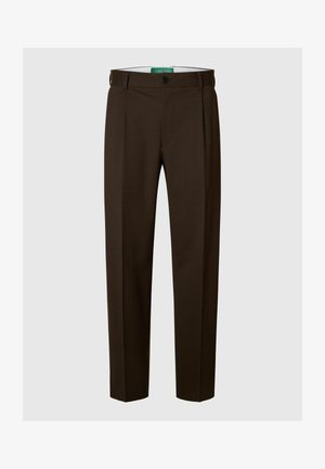 Pantaloni su misura marrone scuro con una texture liscia, design a gamba dritta e chiusura frontale con bottone. Presentano tasche laterali e passanti per cintura.