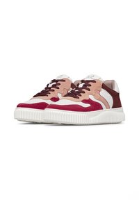 Sneaker bianche chunky con sovrapposizioni in suede color bordeaux, rosa e rosso, lacci bordeaux scuro e suole bianche texture, mostrate affiancate su uno sfondo bianco.