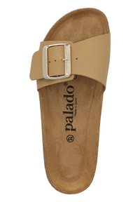 Beige instapsandaal met een brede band en een zilveren gesp, een getextureerde binnenzool en een zachte suede-achtige afwerking. Logo op de zool gedrukt.