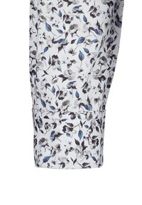 Blumenbluse mit blau- und grau-farbenen Designs auf weißem Hintergrund, mit strukturiertem Kragen und Manschettendetails. Glattes, leichtes Material.