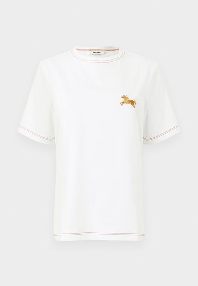 Λευκό κοντομάνικο μπλουζάκι με πορτοκαλί ραφές και μικρό πορτοκαλί κεντητό άλογο στο αριστερό στήθος, στρογγυλή λαιμόκοψη.