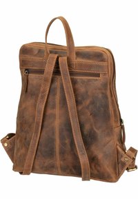 Sac à dos en cuir marron avec une texture lisse, deux bretelles et une poche zippée à l'avant. Caractéristiques de couture contrastée et d'une poignée renforcée.