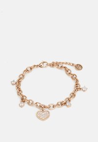 Bracelet en or rose avec un design de chaîne entrelacée, comprenant un charme en forme de cœur avec des strass et de petits accents en forme de cœur supplémentaires.