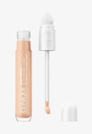 Clinique Even Better concealer i en transparent tube. Produktet har en lys beige nuance med en svamp-applikator og hvidt låg.