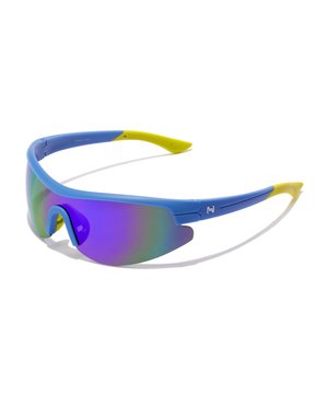 Lunettes de sport bleues et jaunes avec une grande lentille réfléchissante violet-vert unique et une monture incurvée sur fond blanc.