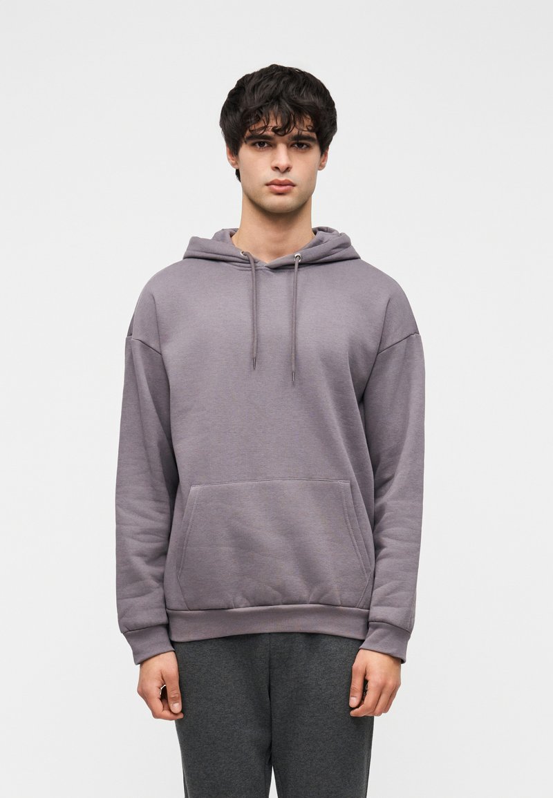 Γκρι φούτερ με απαλό ύφασμα, με τσέπη καγκουρό, κουκούλα με κορδόνι και ριμπ τελείωμα, συνδυασμένο με γκρι φόρμα.