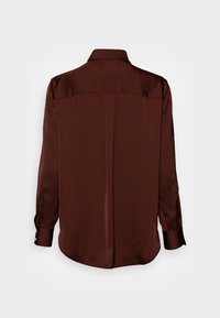 Blusa di raso marrone con maniche lunghe, colletto e orlo curvo. Presenta fessure laterali e polsini con bottoni.
