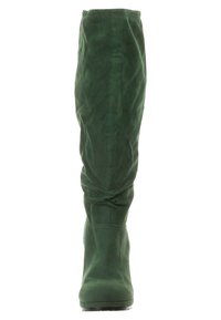 Bota verde de ante por encima de la rodilla con una textura suave, diseño holgado y puntera redondeada. Presenta un superior liso y una suela baja texturizada.