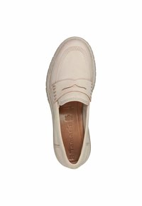 Scarpa slip-on color beige chiaro con tomaia in pelle liscia, dettagli di cucitura sottili e suola texture. Progettata per il comfort e la facilità d'uso.