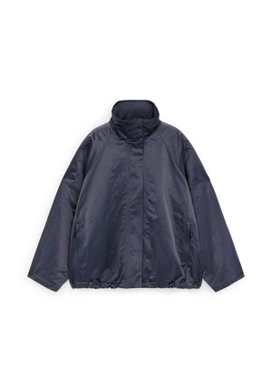 Mørkeblå oversize jakke med høj krave, lange ærmer, sidelommer og en let rynket kant mod hvid baggrund.