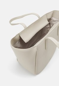 Calvin Klein REFINE BRAID - Velká kabelka - sand