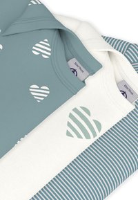 Τρία μπλουζάκια: ένα πετρόλ με λευκά σχέδια καρδιάς, ένα λευκό με καρδιά με ρίγες πετρόλ, και ένα μπλε με ρίγες. Μαλακό βαμβακερό ύφασμα.