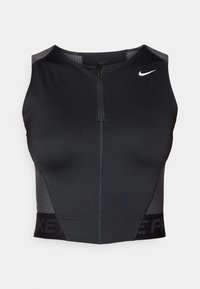 Haut court de sport noir avec fermeture éclair, panneaux texturés aux épaules et logo de marque imprimé. Confectionné en tissu extensible et respirant.