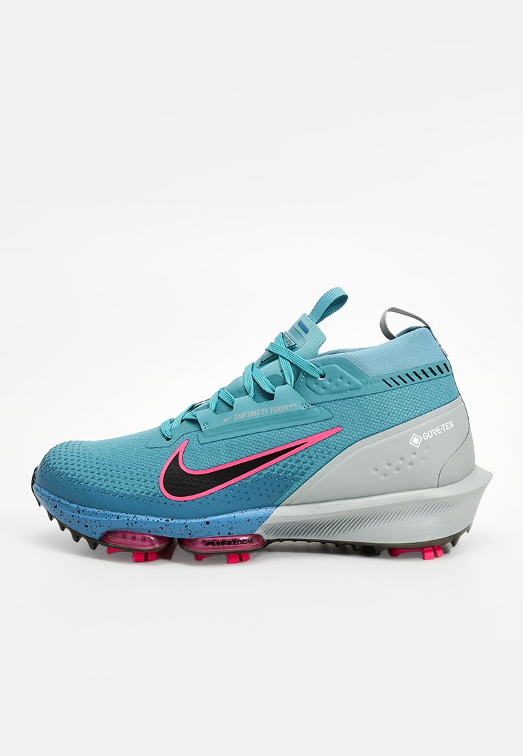 Buty golfowe Nike o turkusowej cholewce, czarnym logo Swoosh i różowych akcentach. Materiał Gore-Tex, teksturowana powierzchnia i kolczasta gumowa podeszwa zapewniająca przyczepność.