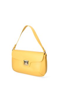 Borsa a spalla gialla in pelle con design piatto, tracolla regolabile e dettaglio in metallo triangolare argentato sul davanti.