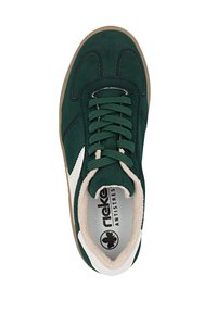 Green suede sneaker with white leather accents, round toe, and round green laces. Features a beige rubber sole and printed insole logo.