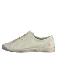 Sneaker in pelle grigia chiara con punta rotonda, suola piatta in gomma e cuciture decorative. Presenta lacci a contrasto e un piccolo logo accento.