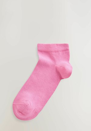 Vaaleanpunaiset puuvillaiset lyhyet sukat, joissa on ribattu varsi, sileä pinta, pyöristetty varvas ja vahvistettu kanta, esitelty vaaleaa taustaa vasten.