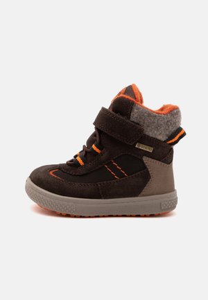 Barns brun-orange vinterstøvle med gråt fleecefor, velcrorem og Gore-Tex mærke på hvid baggrund.