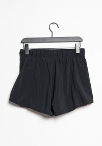 Černé sportovní šortky s elastickým pasem a plisovaným designem, zavěšené na černém háčku. Hladká textura s volným střihem.