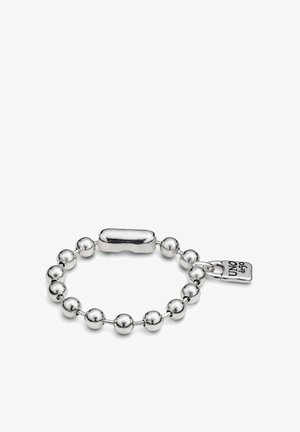 Bracelet en argent avec des perles rondes et un centre ovale lisse. Comprend une étiquette gravée "UNO de 50".