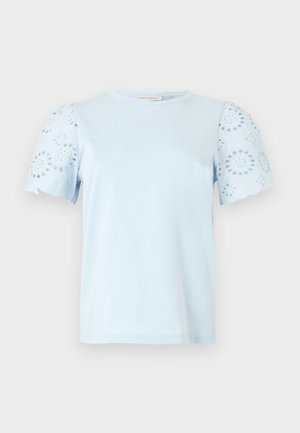 Top albastru deschis cu mâneci scurte, gât rotund și mâneci bufante din dantelă cu perforații, cu modele florale circulare.