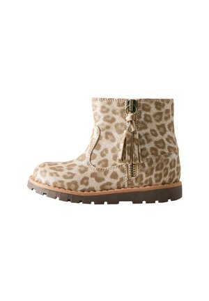 Beige Ankle Boots mit Leopardenmuster und strukturiertem Obermaterial, ausgestattet mit einem seitlichen Reißverschluss und Quasten-Detail, auf einer Gummisohle.