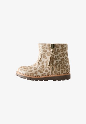 Kindlicher Knöchelstiefel mit beigem und braunem Leopardenmuster, seitlichem Reißverschluss mit Quaste und einer dicken profilierten Sohle.