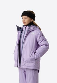 Μωβ μπουφάν με επένδυση, κουκούλα και φερμουάρ, με γκρι εσωτερική επένδυση και τσέπες. Φορεμένο με μαύρη κορδέλα κεφαλής.