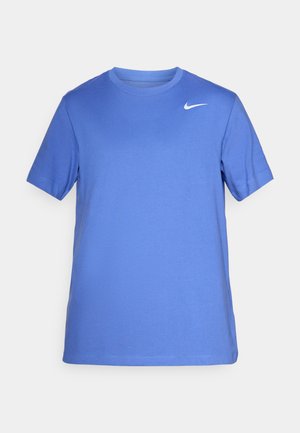 Blå Nike kortærmet crew neck t-shirt med et hvidt Nike swoosh-logo på højre bryst mod en ensfarvet baggrund.