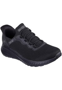 Zapatilla deportiva negra con parte superior de malla transpirable, diseño sin cordones, cordones elásticos y suela texturizada para tracción. Construcción ligera.
